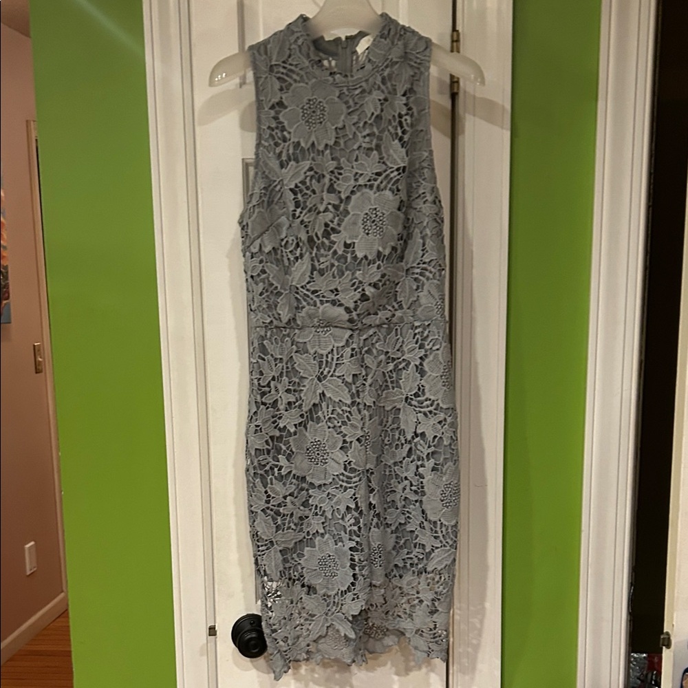 Chic Sleeveless Lace Midi Dress in Gray